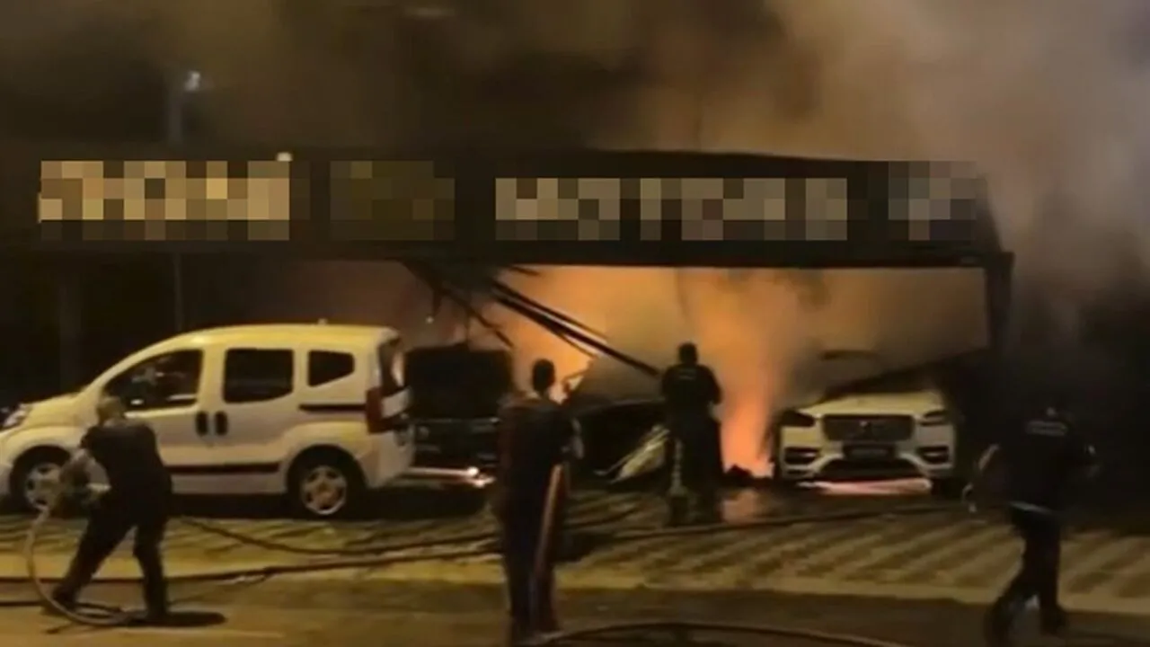 Antalya'da Sokağın Hakkını Verin Deyip, Galeriyi Ateşe Verdiler