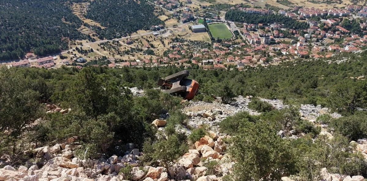 Antalya'da Uçuruma Devrilen İş Makinesinin Operatörü Yaralandı