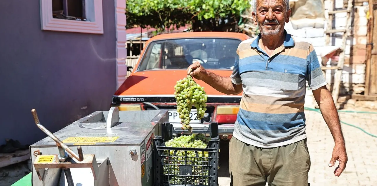 Antalya'da Üzüm Üreticisinin İmdadına Makine Yetişti