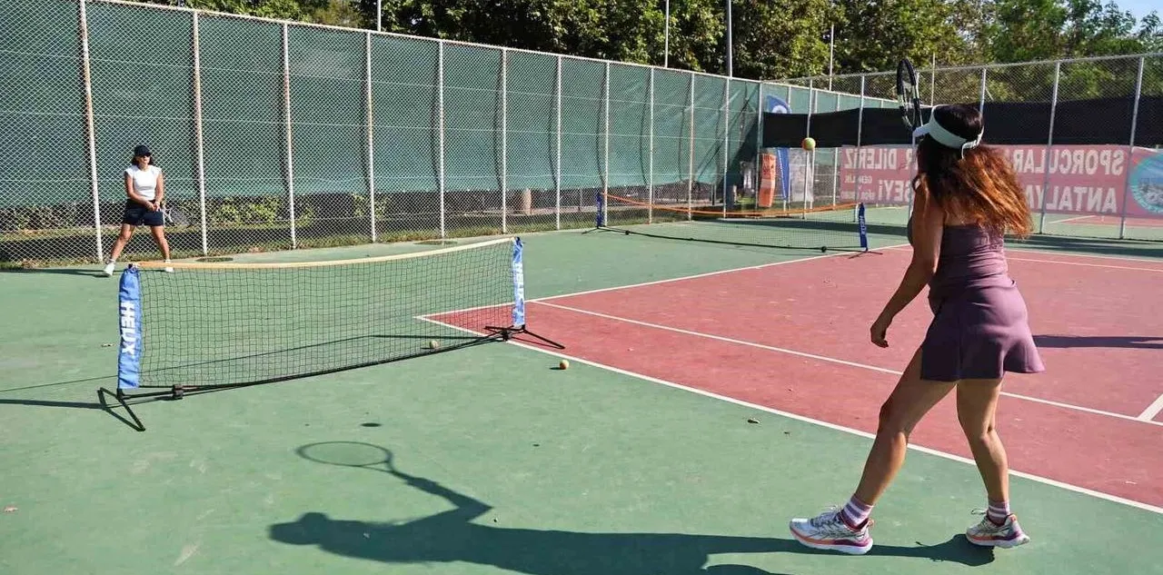 Antalyalılar Kortlara Akın Etti