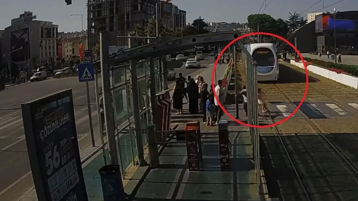 Faciayı Son Anda Önledi: Küçük Kızı Tramvayın Önünden Böyle Kurtardı - Antalya Haber