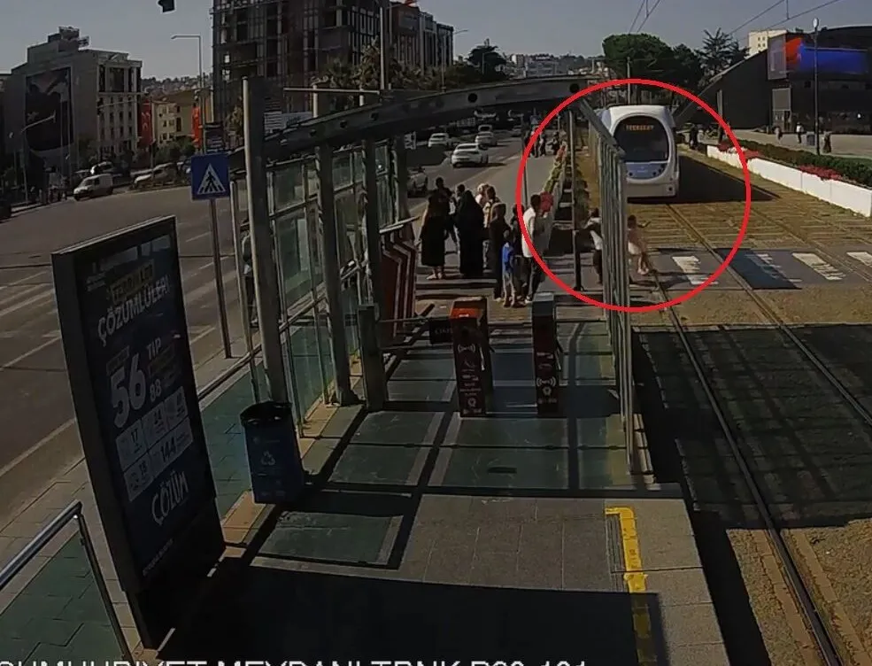 Faciayı Son Anda Önledi: Küçük Kızı Tramvayın Önünden Böyle Kurtardı