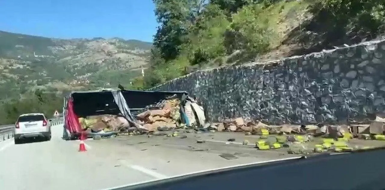 Freni Boşalan TIR Dehşet Saçtı! Baba Hayatını Kaybetti, Oğlu Yaralandı