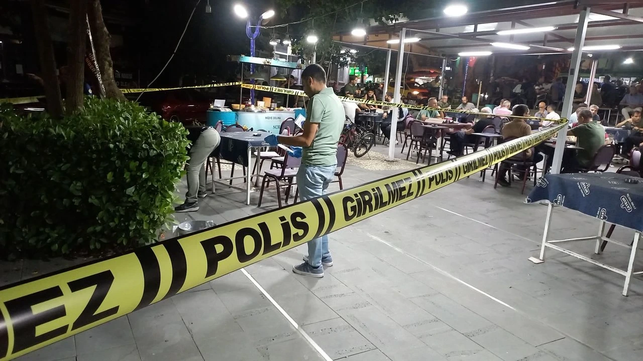 Husumetlilerine Ateş Açtı, Başka Masadaki Müşteri Yaralandı - Antalya Haber
