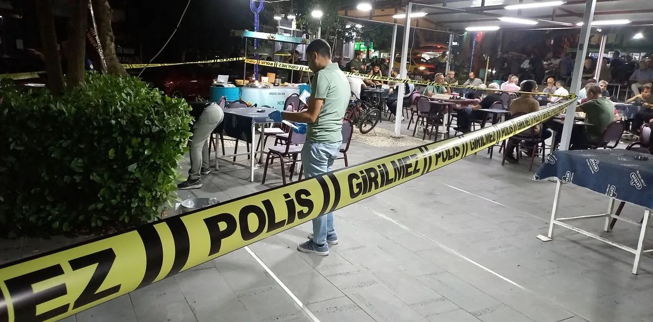 Husumetlilerine Ateş Açtı, Başka Masadaki Müşteri Yaralandı