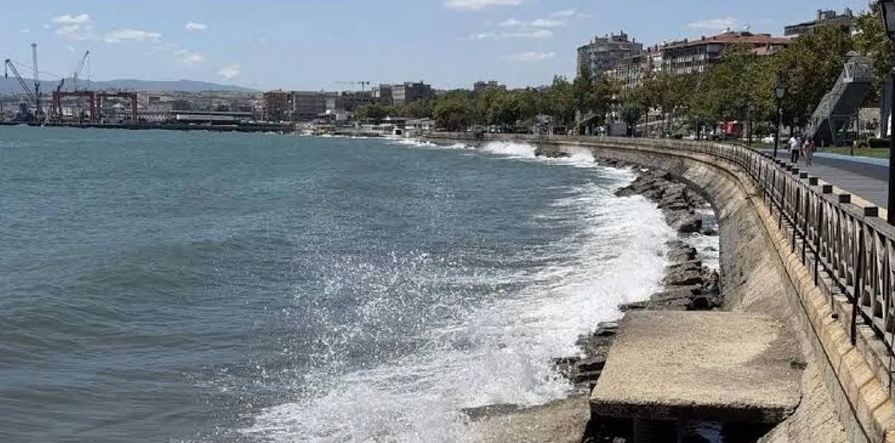İstanbul'da 2 Günlük Deniz Yasağı: Yüksek Dalga Boyu Bekleniyor
