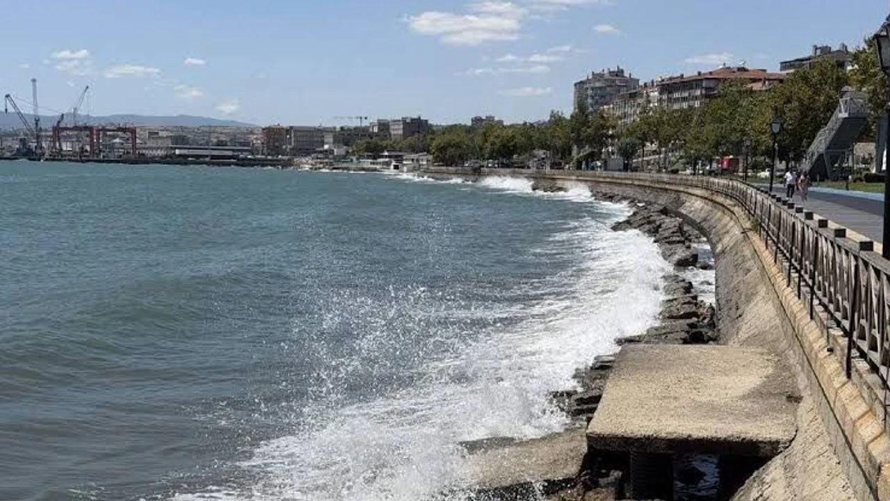 İstanbul'da 2 Günlük Deniz Yasağı: Yüksek Dalga Boyu Bekleniyor - Antalya Haber