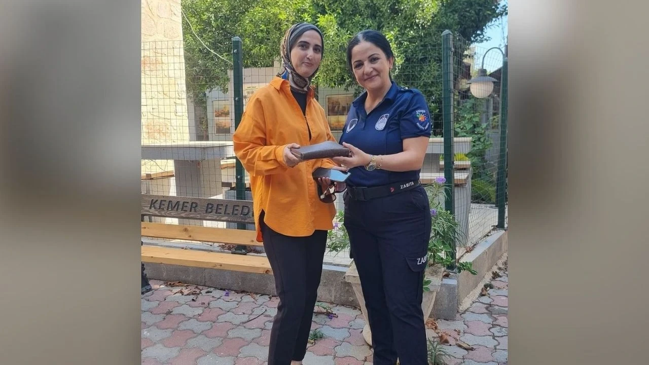 Kemer’de Kayıp Cüzdan Sahibine Kavuştu