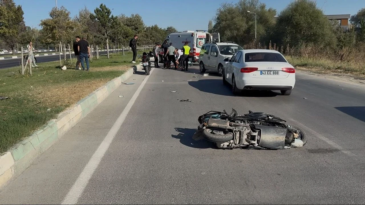 Kütahya'da İki Araç Çarpıştı: Motosiklet Sürücüsü Kurtarılamadı - Antalya Haber