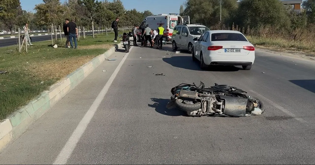 Kütahya'da İki Araç Çarpıştı: Motosiklet Sürücüsü Kurtarılamadı