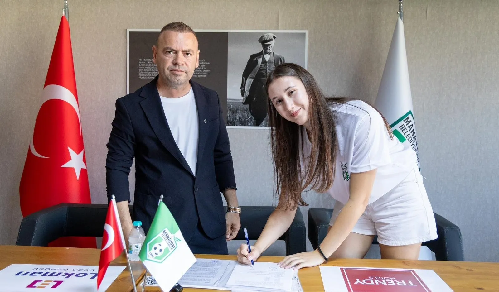 Manavgat Belediyespor Kadın Voleybol Takımı'nda Yeni Sezon İçin İmzalar Atıldı