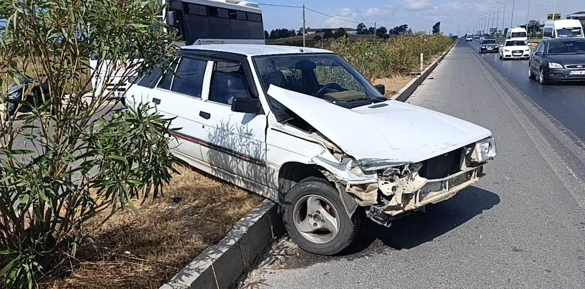 Manavgat'ta Kaza Yapan Araç Refüjde Asılı Kaldı