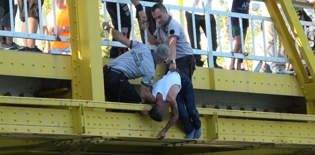 Manavgat'ta Köprüden Düşmek Üzereyken Kurtarıldı