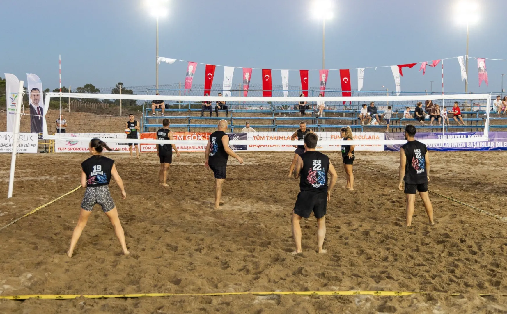 Manavgat'ta Plaj Voleybolu Halk Turnuvası Yoğun Katılımla Başladı