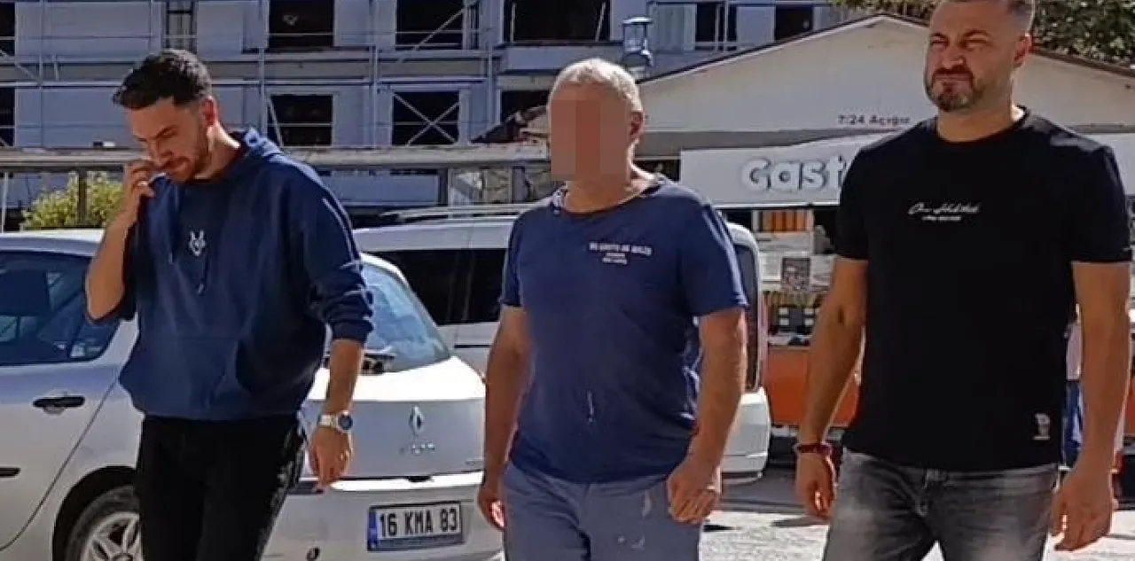 Mezarlıkta Husumetlilerin Kavgası Kanlı Bitti: Başına Baltayla Vurdu