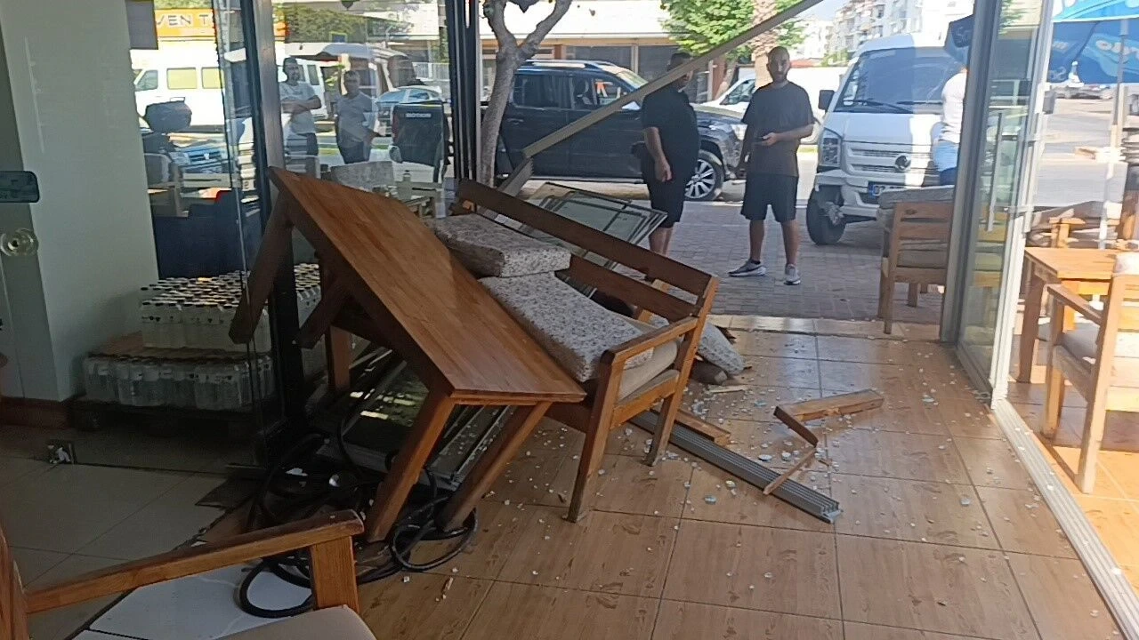 Minibüsün Kafeye Daldı - Antalya Haber