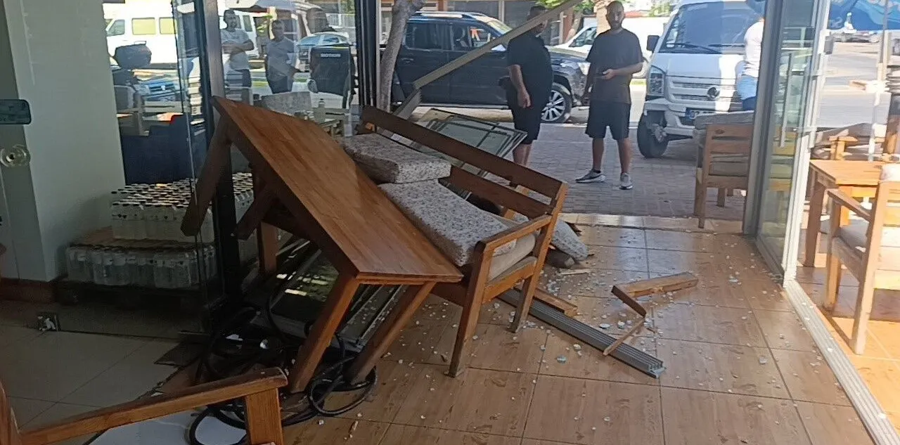 Minibüsün Kafeye Daldı