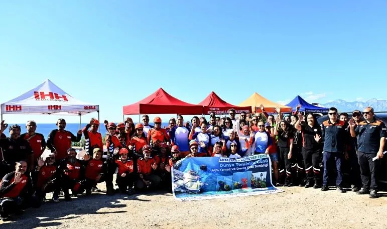 Muratpaşa'nın Gönüllü Dalgıçları Deniz Dibi Temizliğinde