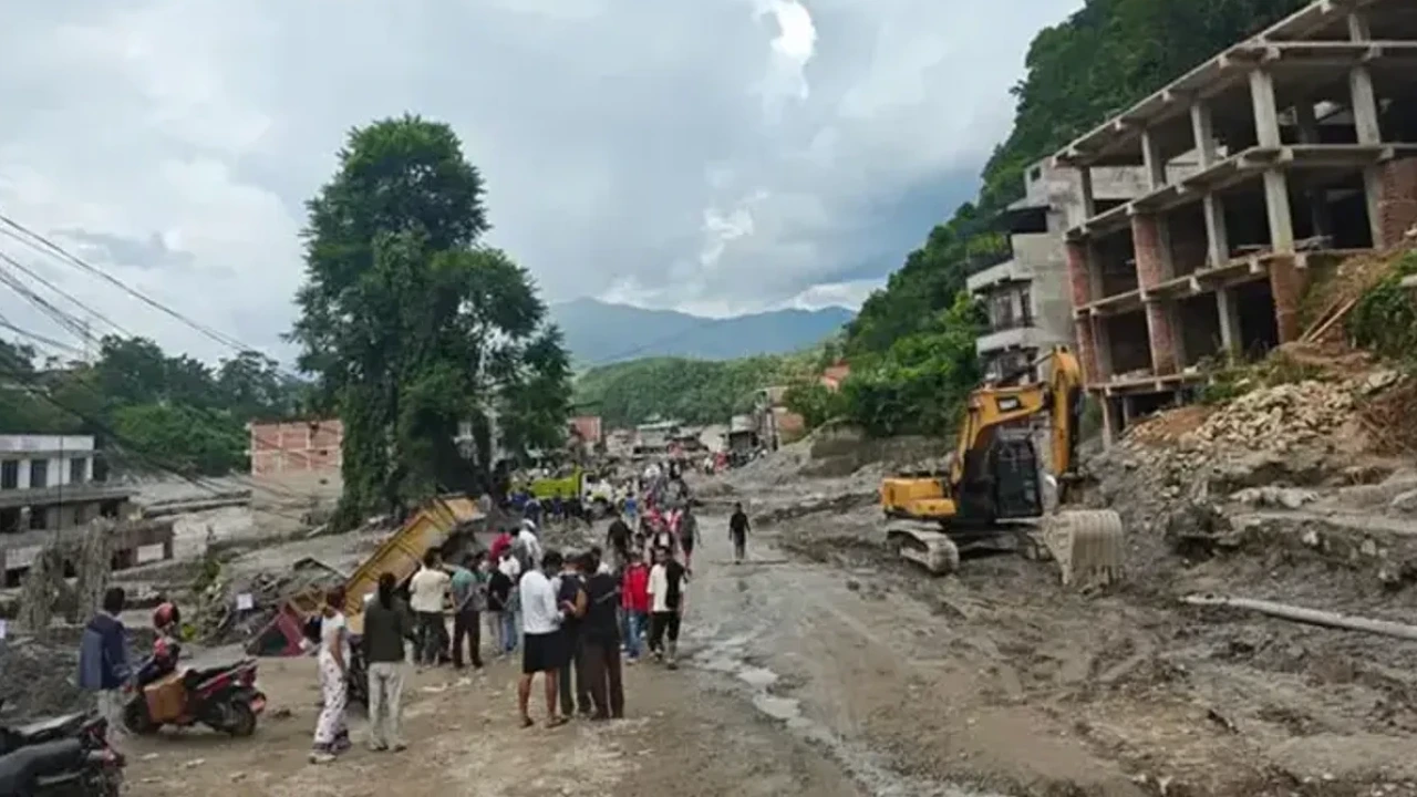 Nepal'deki Selde Hayatını Kaybedenlerin Sayısı 1355'e Yükseldi - Antalya Haber