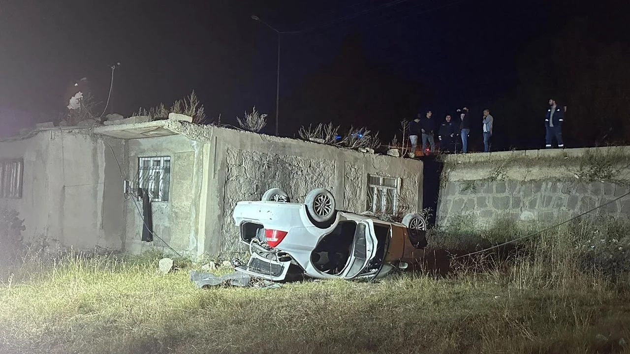 Otomobil Evin Çatısından Uçtu: Görenler Gözlerine İnanamadı - Antalya Haber