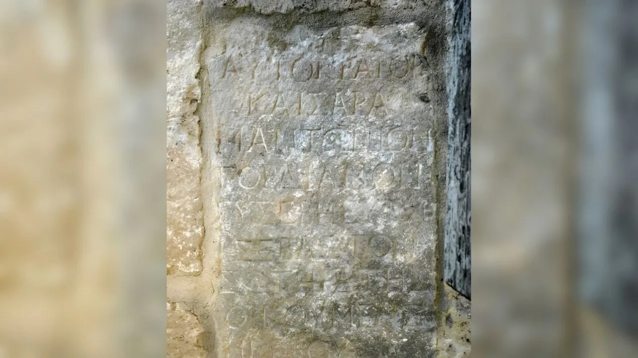 Perge’den Getirildi, 200 Yıl Önce Camide Kullanıldı! Latince Yazıtlar Hala Duruyor - Antalya Haber