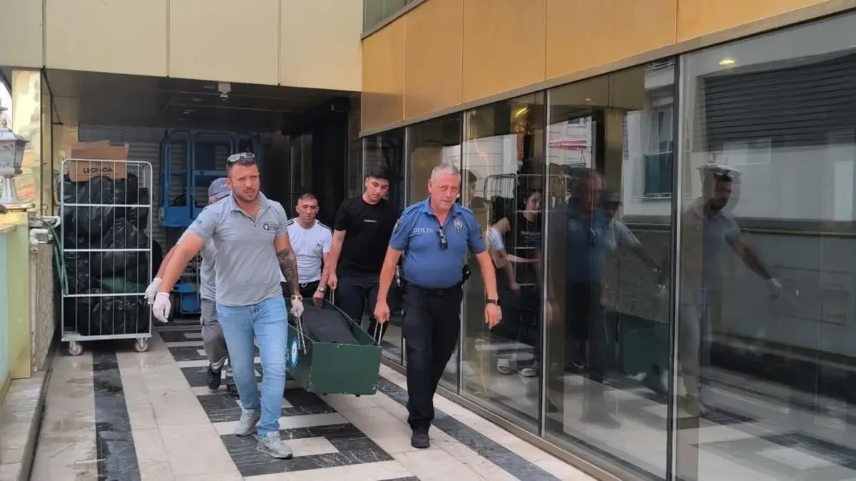 Rus Uyruklu Turist Konakladığı Otelin Koridorunda Ölü Bulundu - Antalya Haber