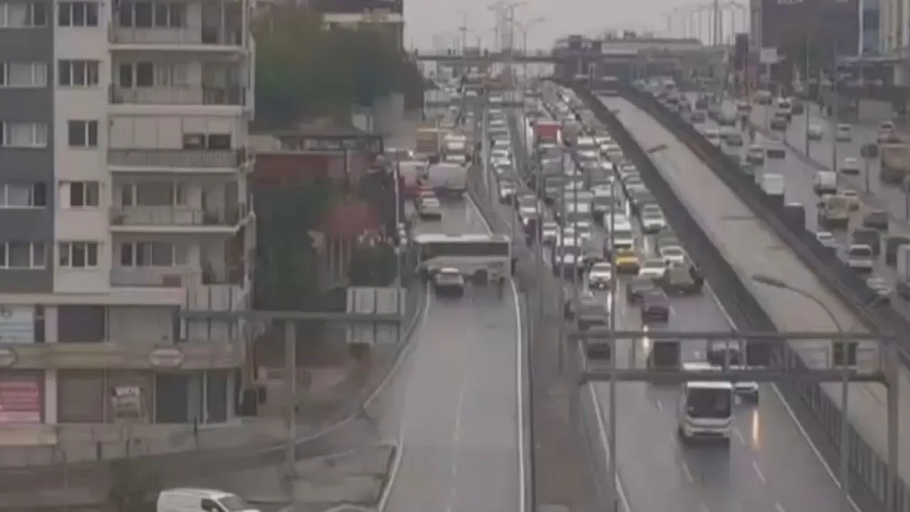 Servis Midibüsü İş Yerinin Duvarına Çarptı