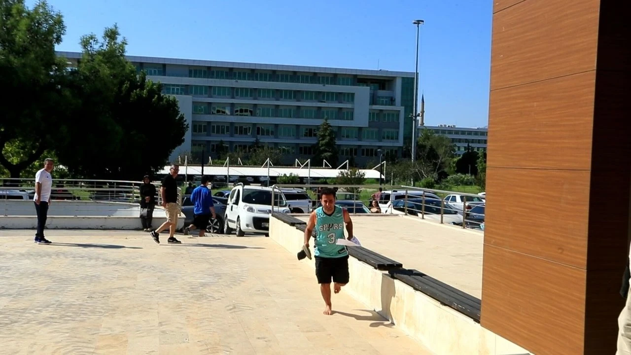 Sınava Yalın Ayak Koşarak Geldi - Antalya Haber