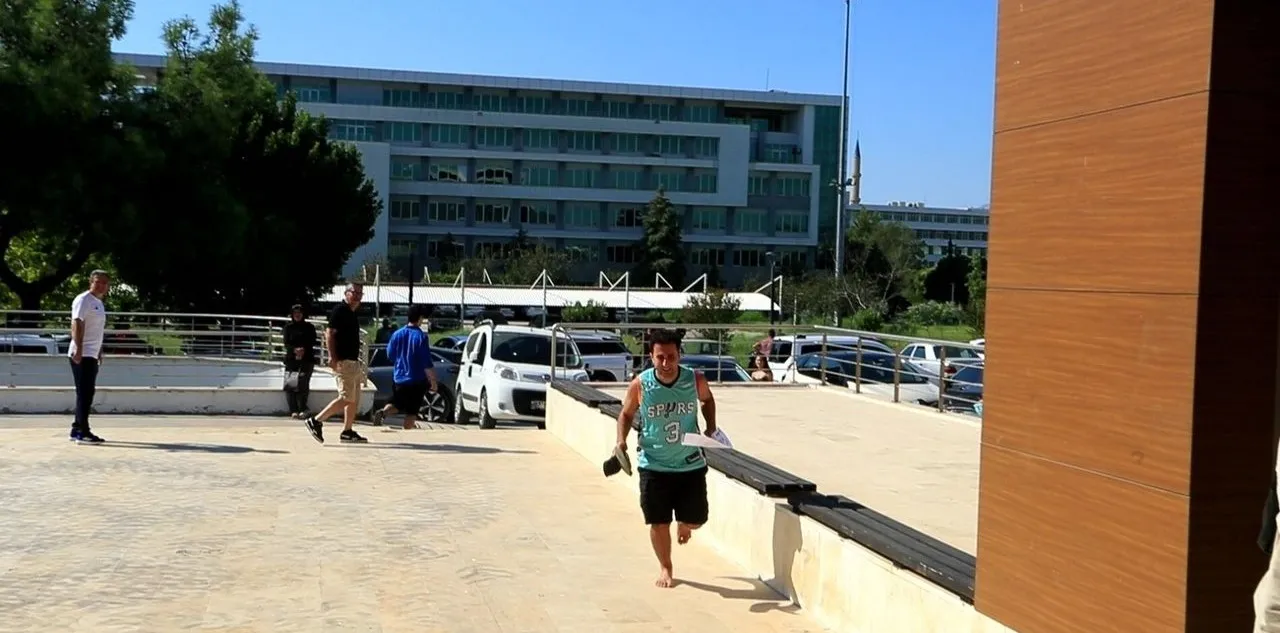 Sınava Yalın Ayak Koşarak Geldi