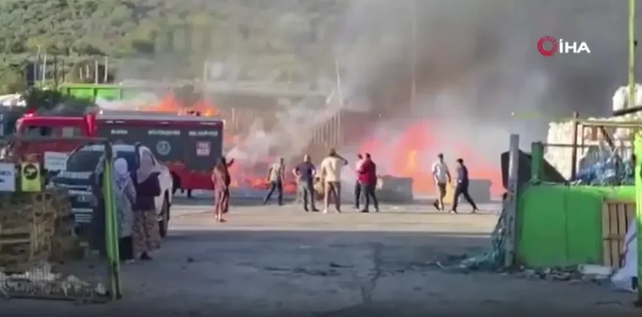 Son Dakika - Bursa Geri Dönüşüm Deposunda Yangın Çıktı