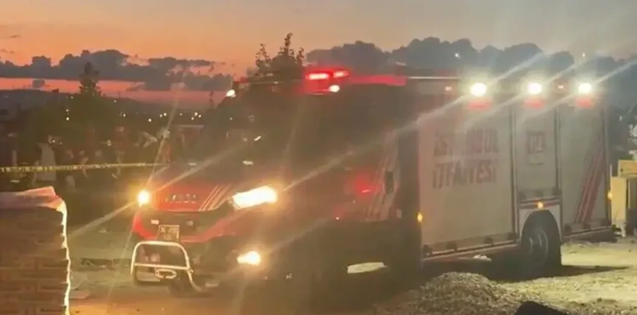 Son Dakika - İstanbul Büyükçekmece'de Toprak Kayması: 2 Kişi Göçük Altında