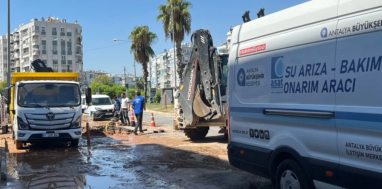 Su Borusu Patladı Cadde Gölet Oldu