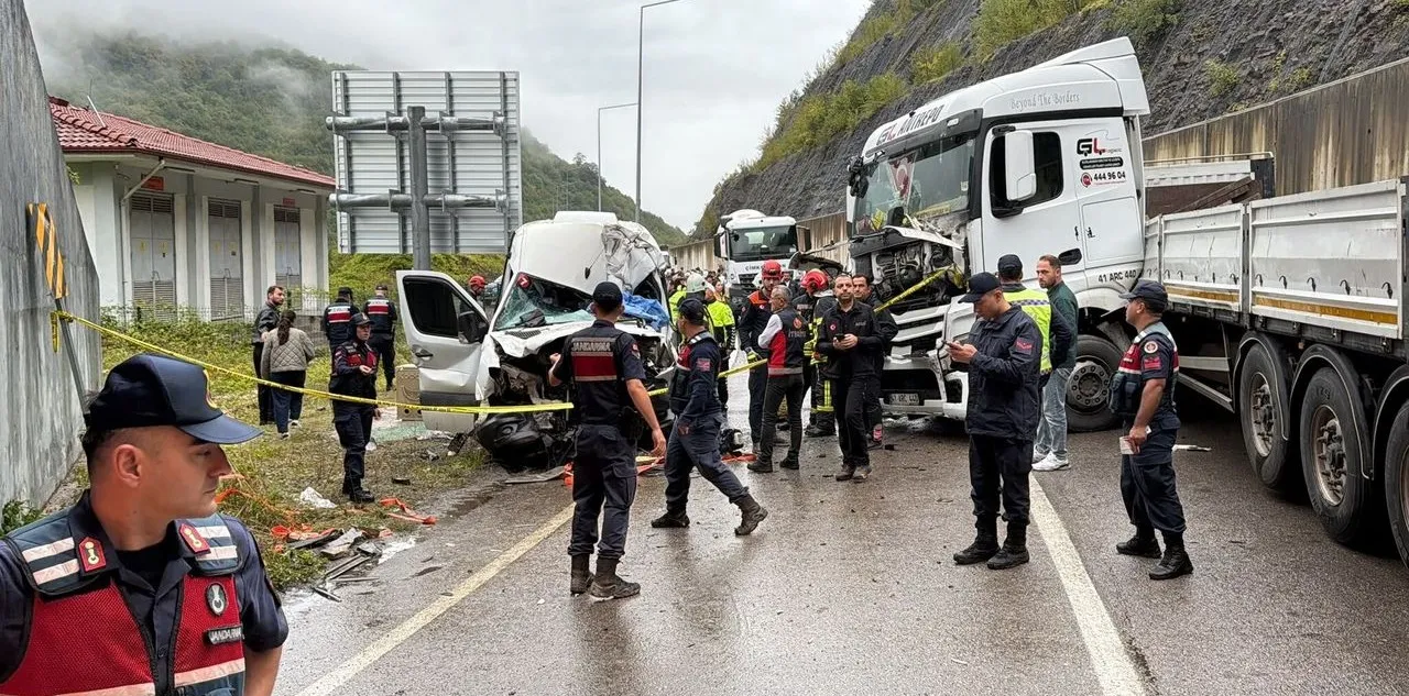 Tünel Çıkışında TIR ile Yolcu Minibüsü Çarpıştı: 1 Ölü, 11 Yaralı