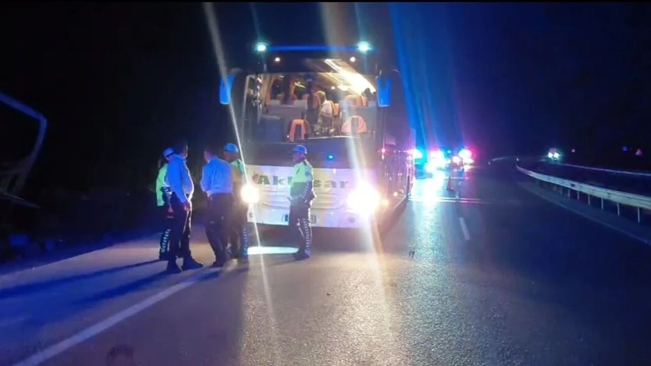 Yolcu Otobüsü Yoldan Çıktı: 18 Kişi Yaralandı - Antalya Haber