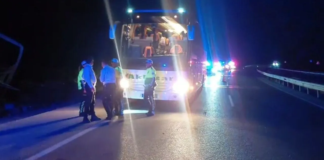 Yolcu Otobüsü Yoldan Çıktı: 18 Kişi Yaralandı