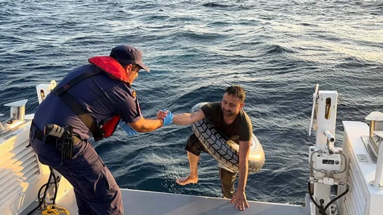Yunanistan'a Can Simidi ile Yüzerek Geçmeye Çalışan Göçmen Yakalandı - Antalya Haber