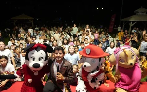 Zafer Mahallesi'nde Çocukların Yüzü Sahne Kepez'le Güldü