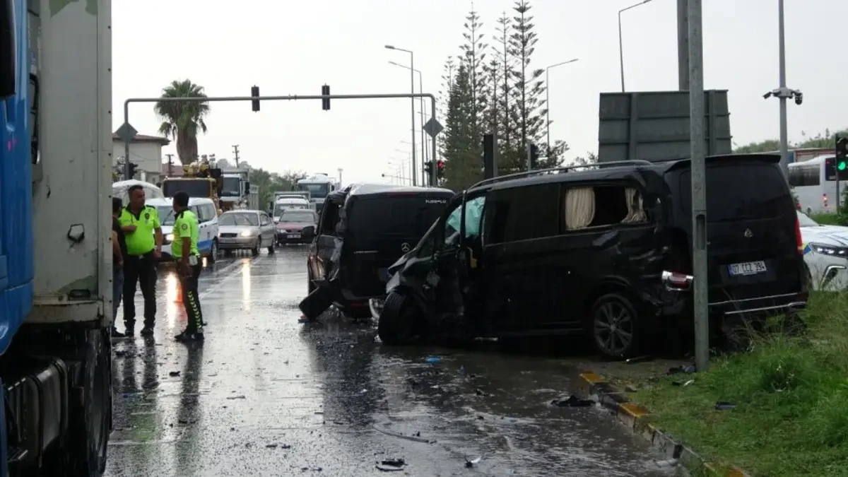 Kırmızı Işık İhlali Yapan TIR Vip Tur Araçlarına Çarptı: 2'si Turist 3 Yaralı - Antalya Haber